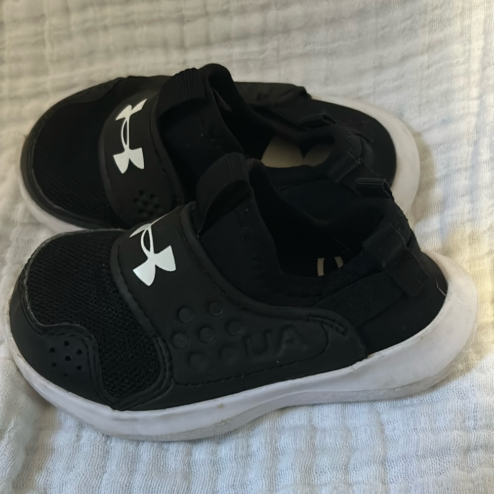 Under armor kids sneakers black size 6 barely worn